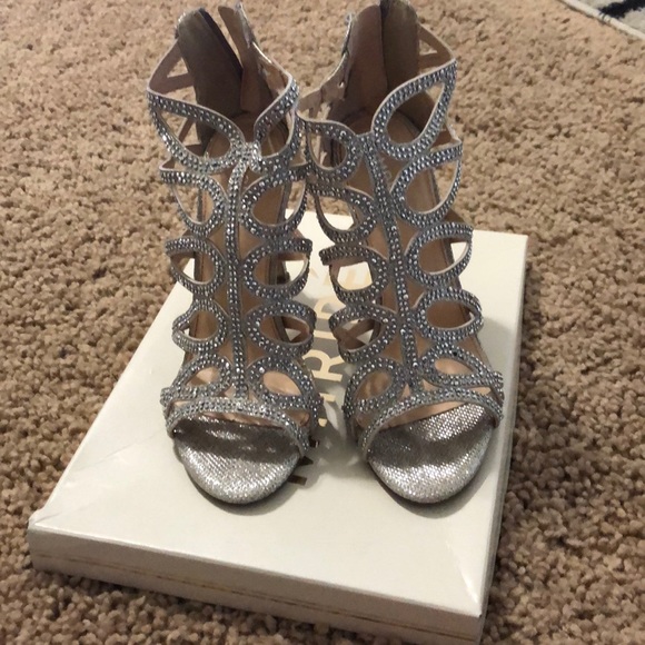 Beautiful high heels perfect for a dressed event - Picture 2 of 4